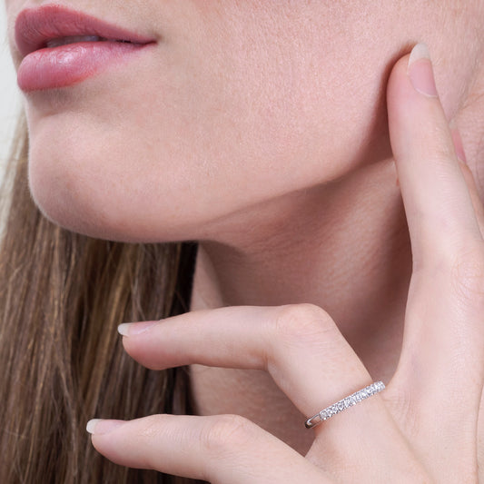 Anillo media alianza oro blanco 18 kilates y diamantes