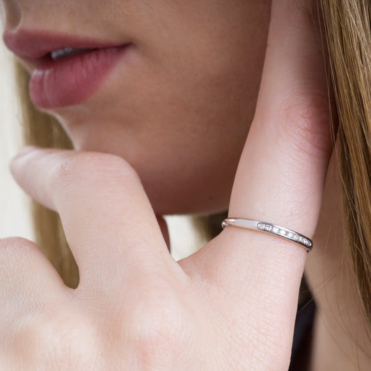 Media alianza oro 18K con diamantes 0,10cts en carril