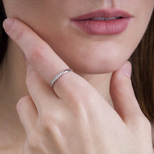 Media alianza oro 18K con diamantes 0,18cts en carril