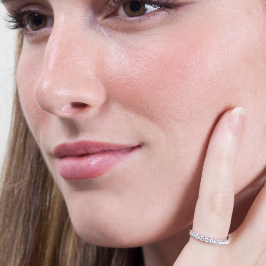 Media alianza de oro blanco 18K y 15 diamantes en garra