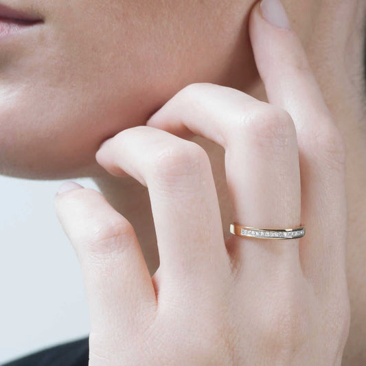 Media alianza de oro 18K con diamantes en carril