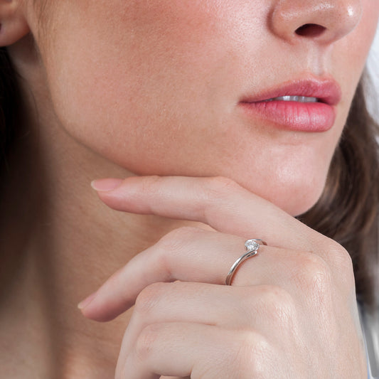 Anillo solitario de oro 18K y diamante de 0.22 quilates