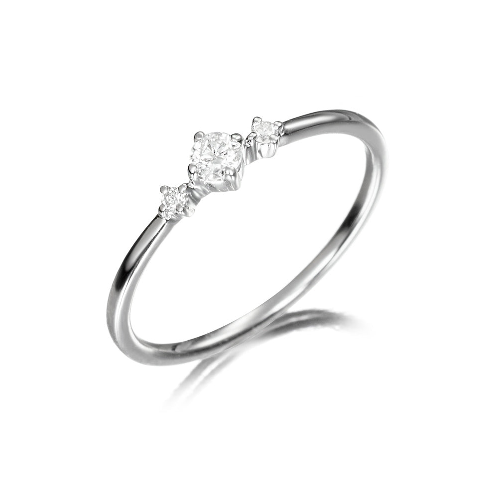 Anillo tresillo de oro 18K con diamantes de 0.14 quilates