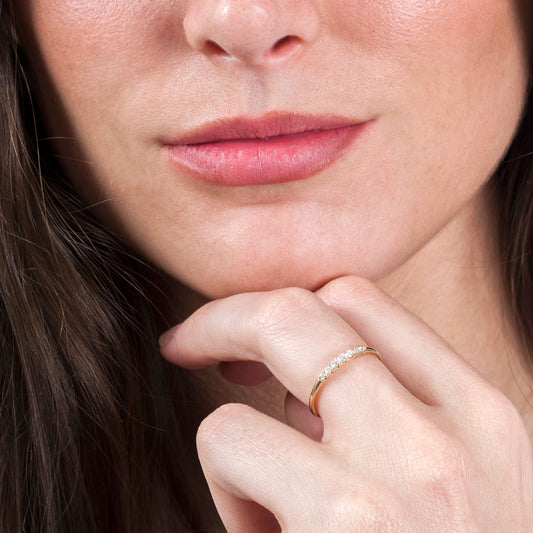 Media alianza de oro 18K con diamantes de 0.16 cts