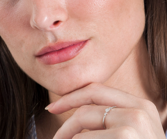 Anillo tresillo de oro 18K con diamantes de 0.14 quilates