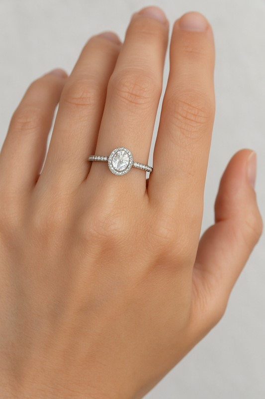 Anillo Oval con Orla y Acompañamiento