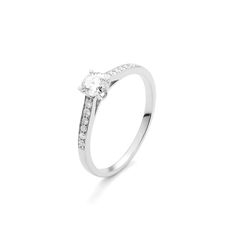 Solitario Acompañado en oro blanco 18K y Diamantes
