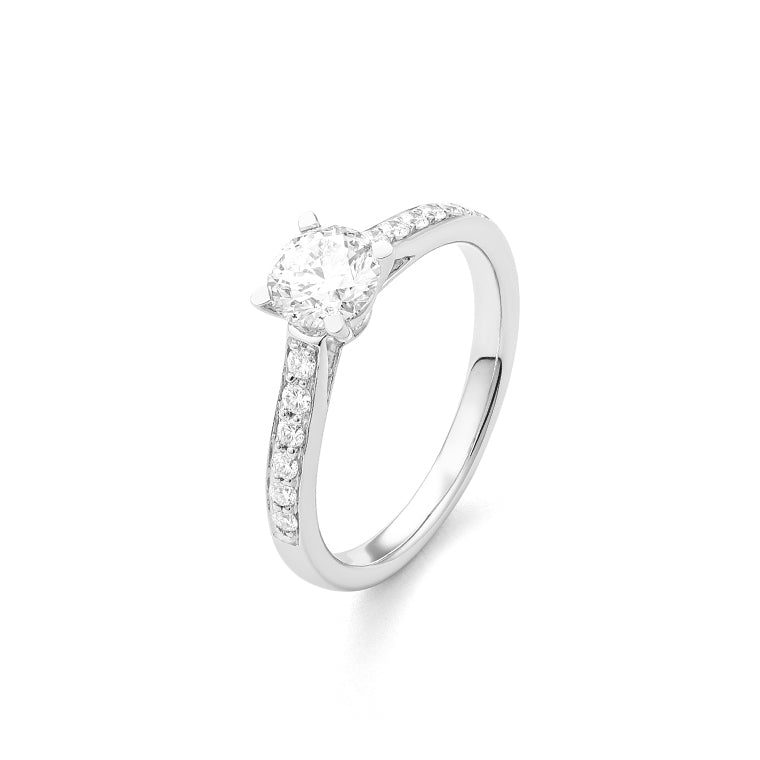 Solitario Acompañado en oro blanco 18K y Diamantes