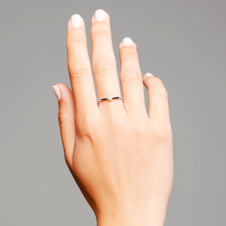 Solitario de oro blanco 18K con diamante