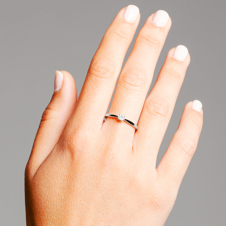 Solitario de oro blanco 18K con diamante
