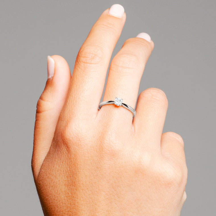 Solitario de oro blanco 18K con diamante
