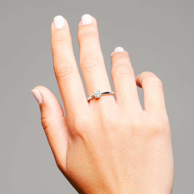 Solitario de oro blanco 18K con diamante
