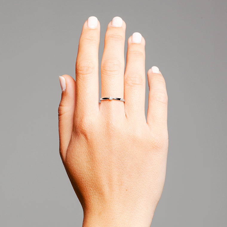 Solitario de oro blanco 18K con diamante