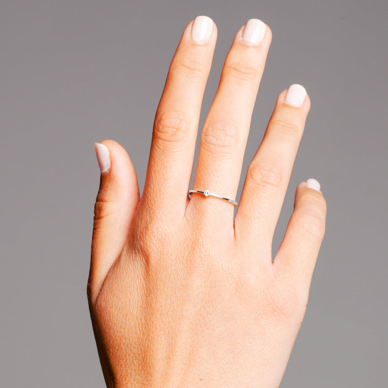Solitario de oro blanco 18K con diamante