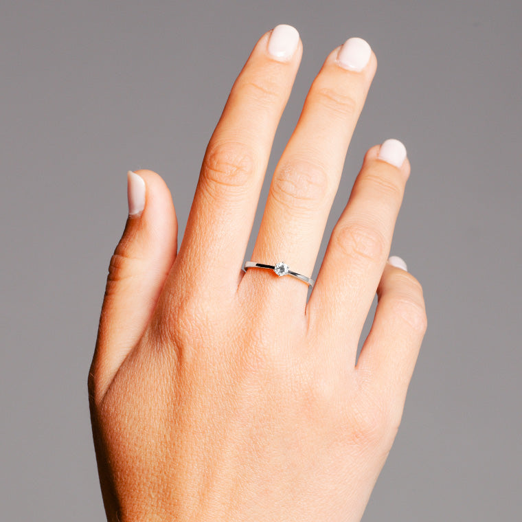Solitario de oro blanco 18K con diamante