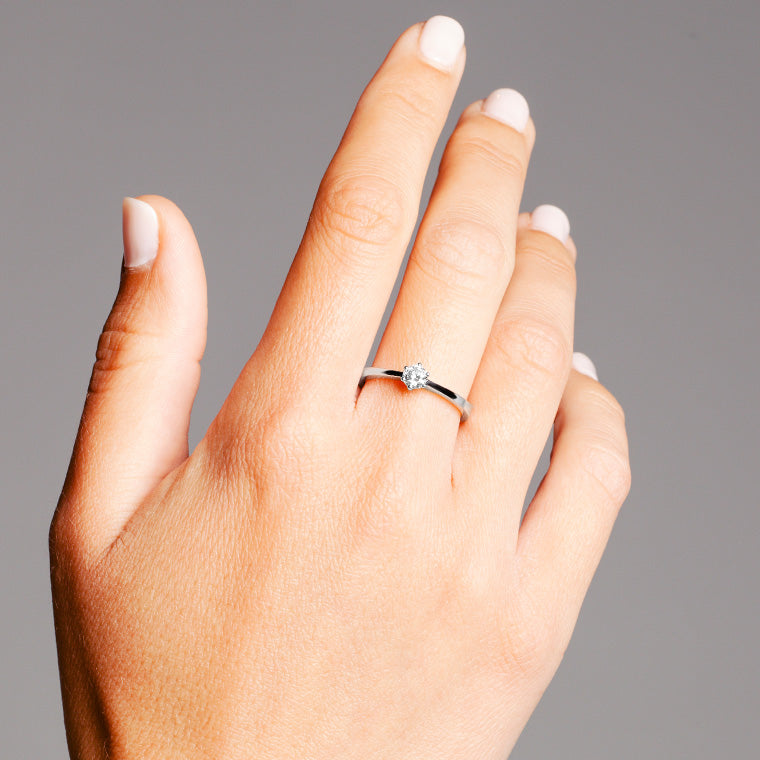 Solitario de oro blanco 18K con diamante