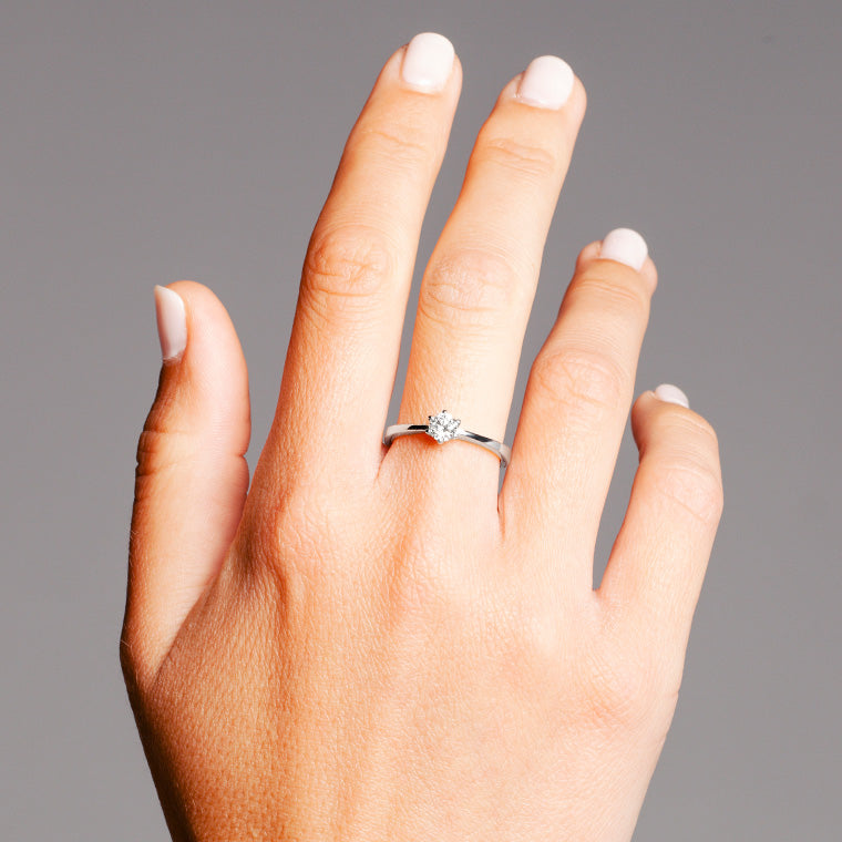 Solitario de oro blanco 18K con diamante