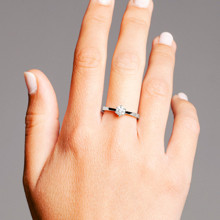 Solitario de oro blanco 18K con diamante