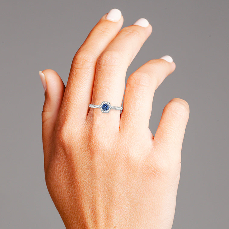 Solitario acompañado hexágono Zafiro