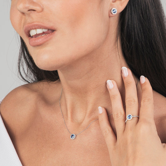 Anillo Solitario con Orla Centro Zafiro Azul