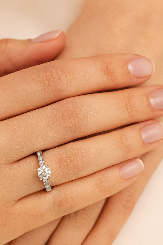 Anillo Solitario con Acompañamiento en raíl