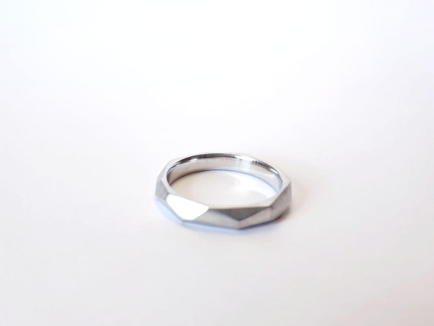 Anillo Facetado Irregular en oro blanco