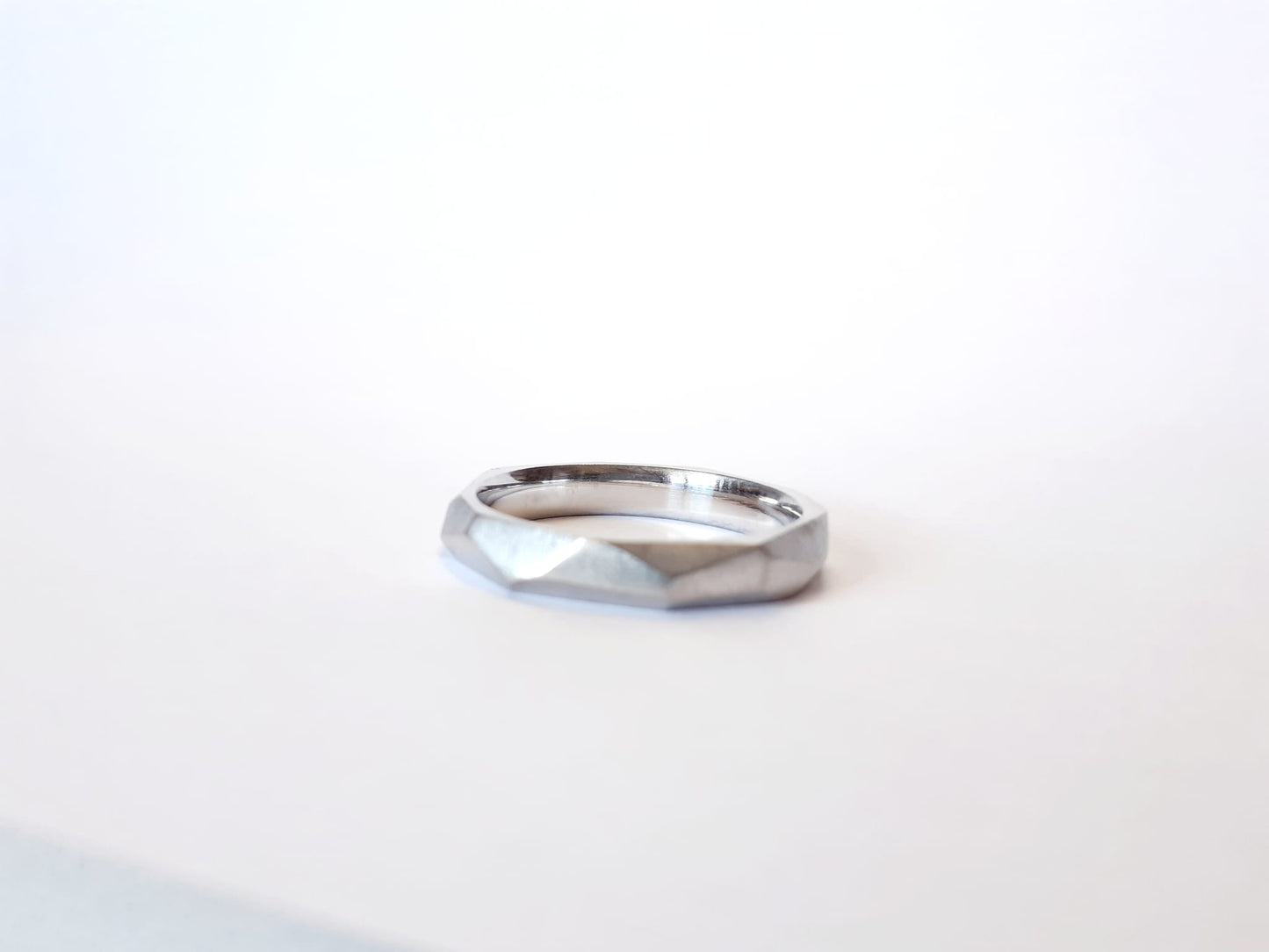 Anillo Facetado Irregular en oro blanco