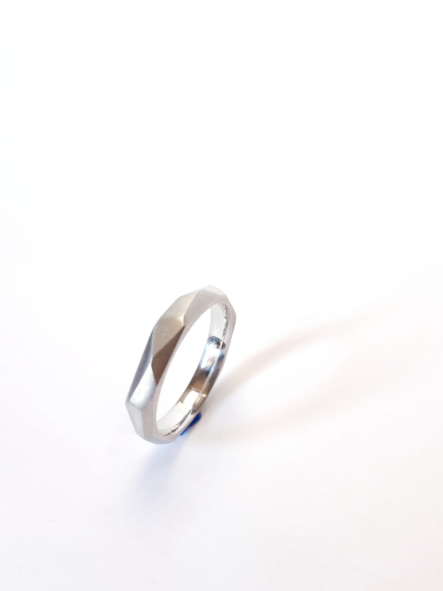 Anillo Facetado Irregular en oro blanco
