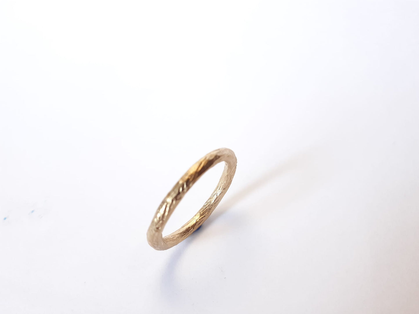 Anillo Hilo Redondo Madera en oro amarillo