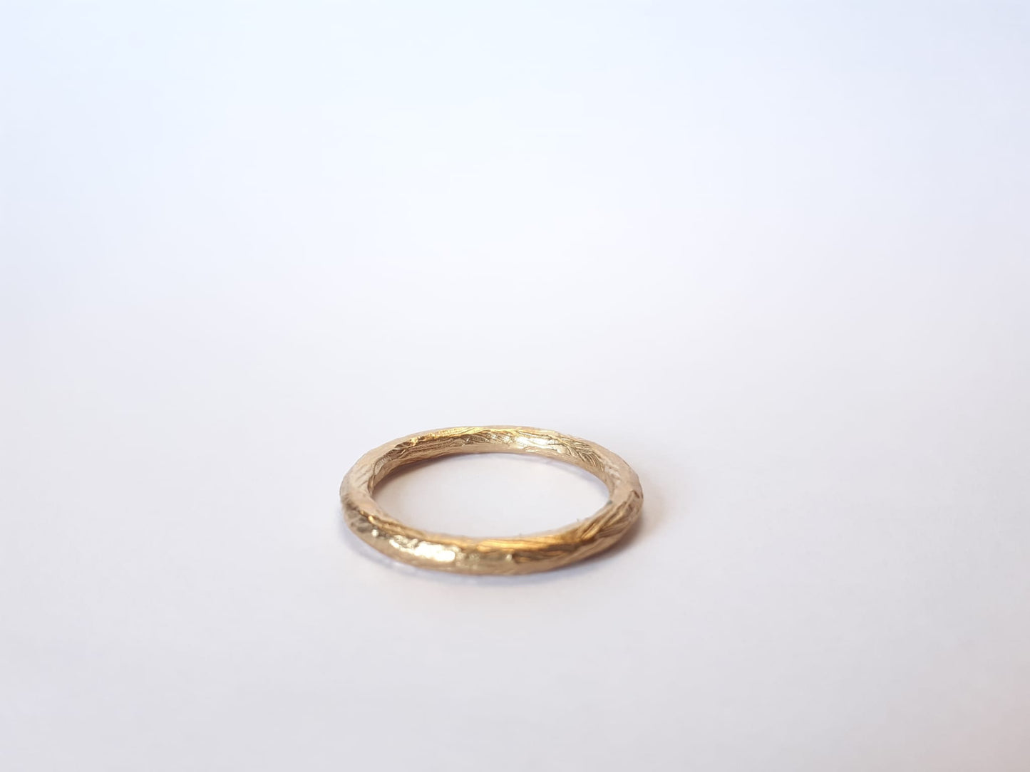 Anillo Hilo Redondo Madera en oro amarillo