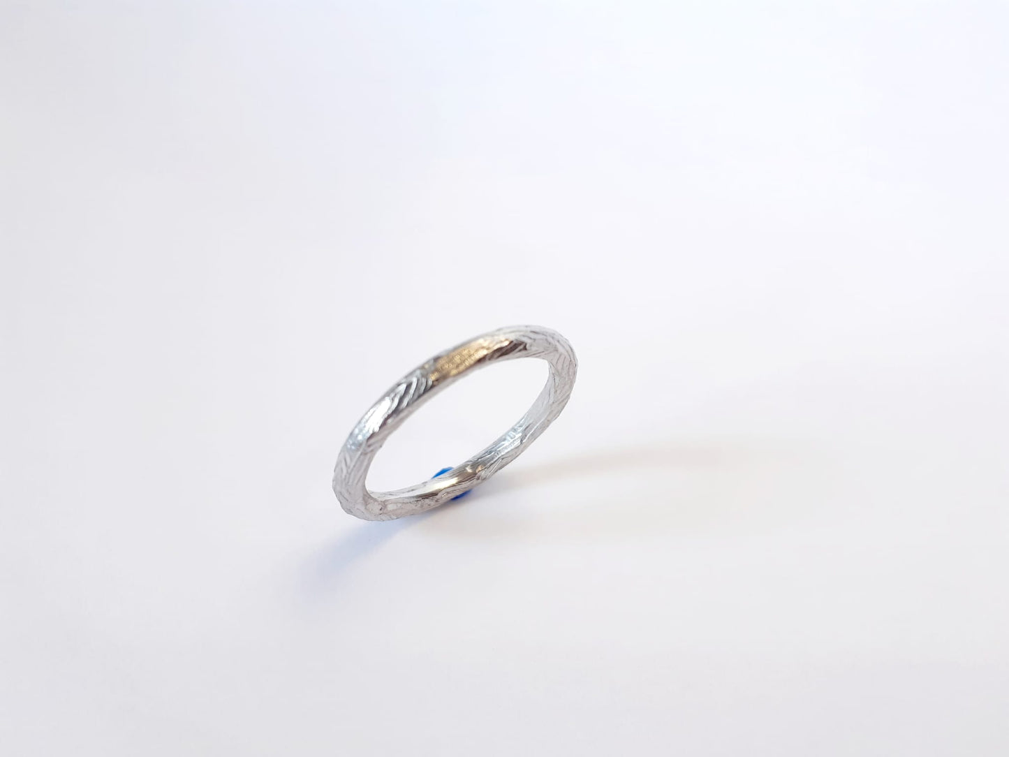 Anillo Hilo Redondo Madera en oro blanco