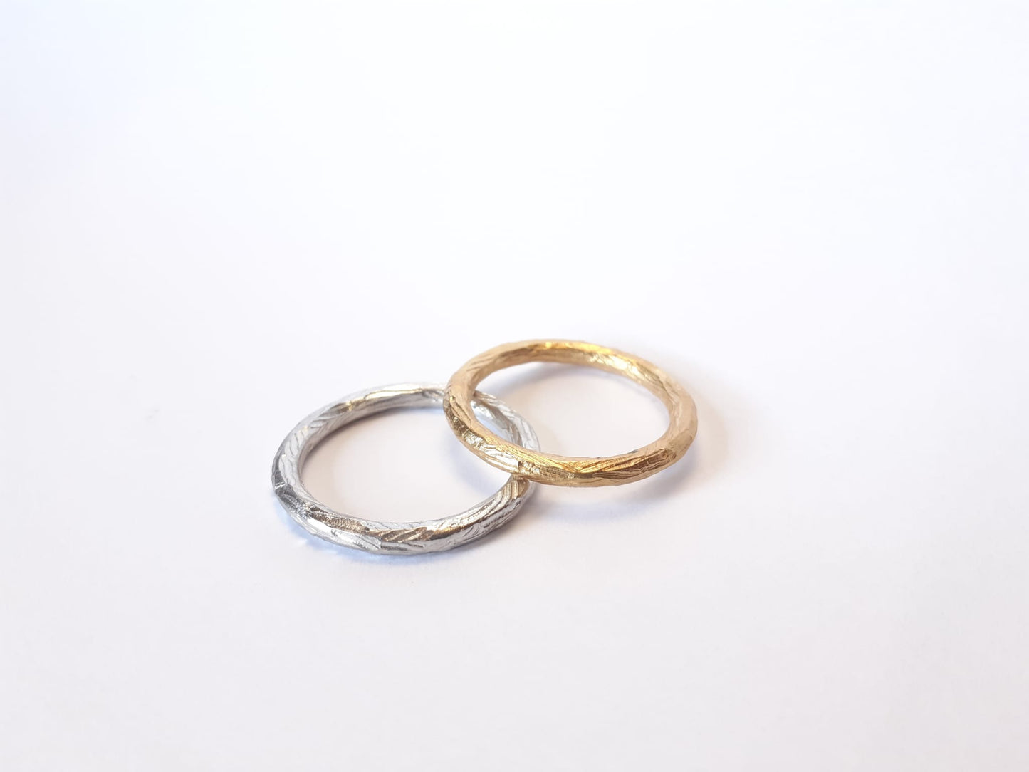 Anillo Hilo Redondo Madera en oro blanco