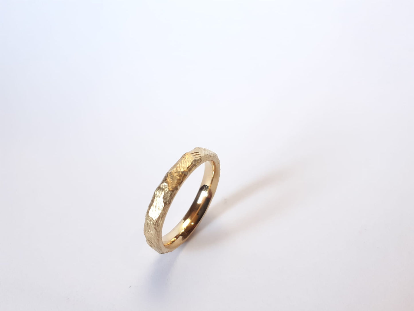 Anillo Hilo Media caña ancha Madera en oro amarillo