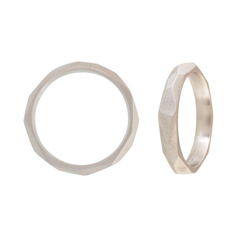 Anillo Facetado Irregular en oro blanco