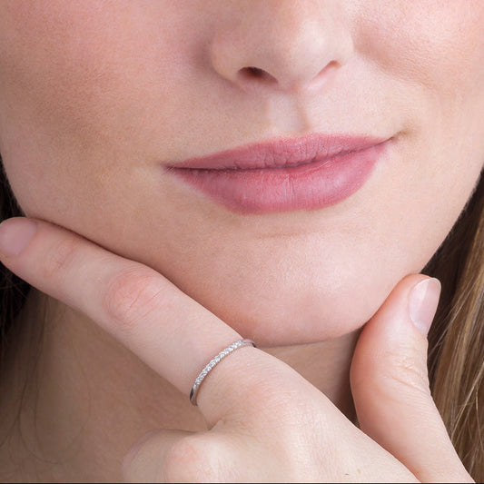 Anillo de oro 18K con diamantes 0.10cts en garra