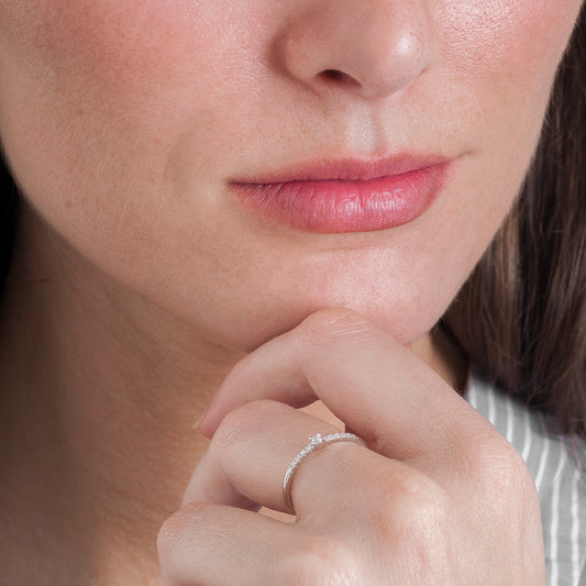 Anillo solitario de oro 18K con diamantes de 0.12 quilates