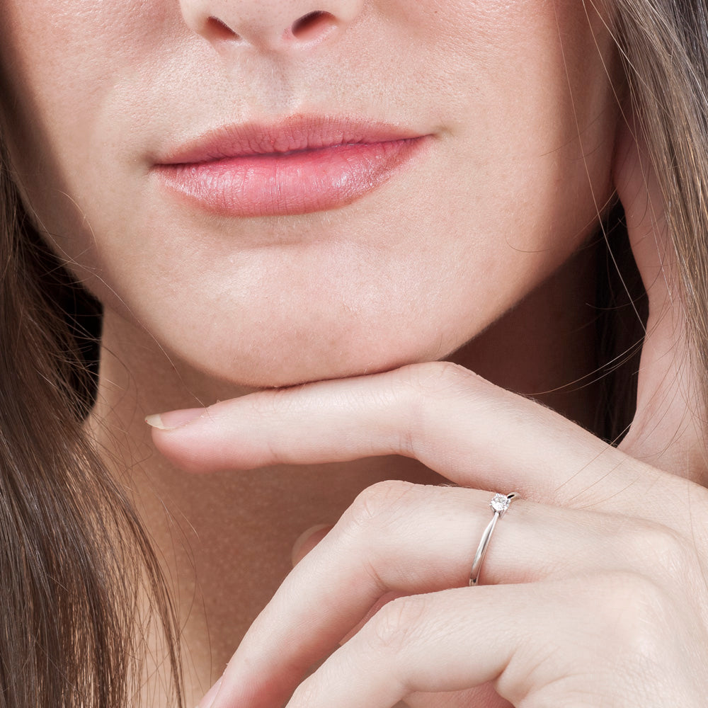 Anillo solitario de oro blanco 18K y diamante 0.12 quilates