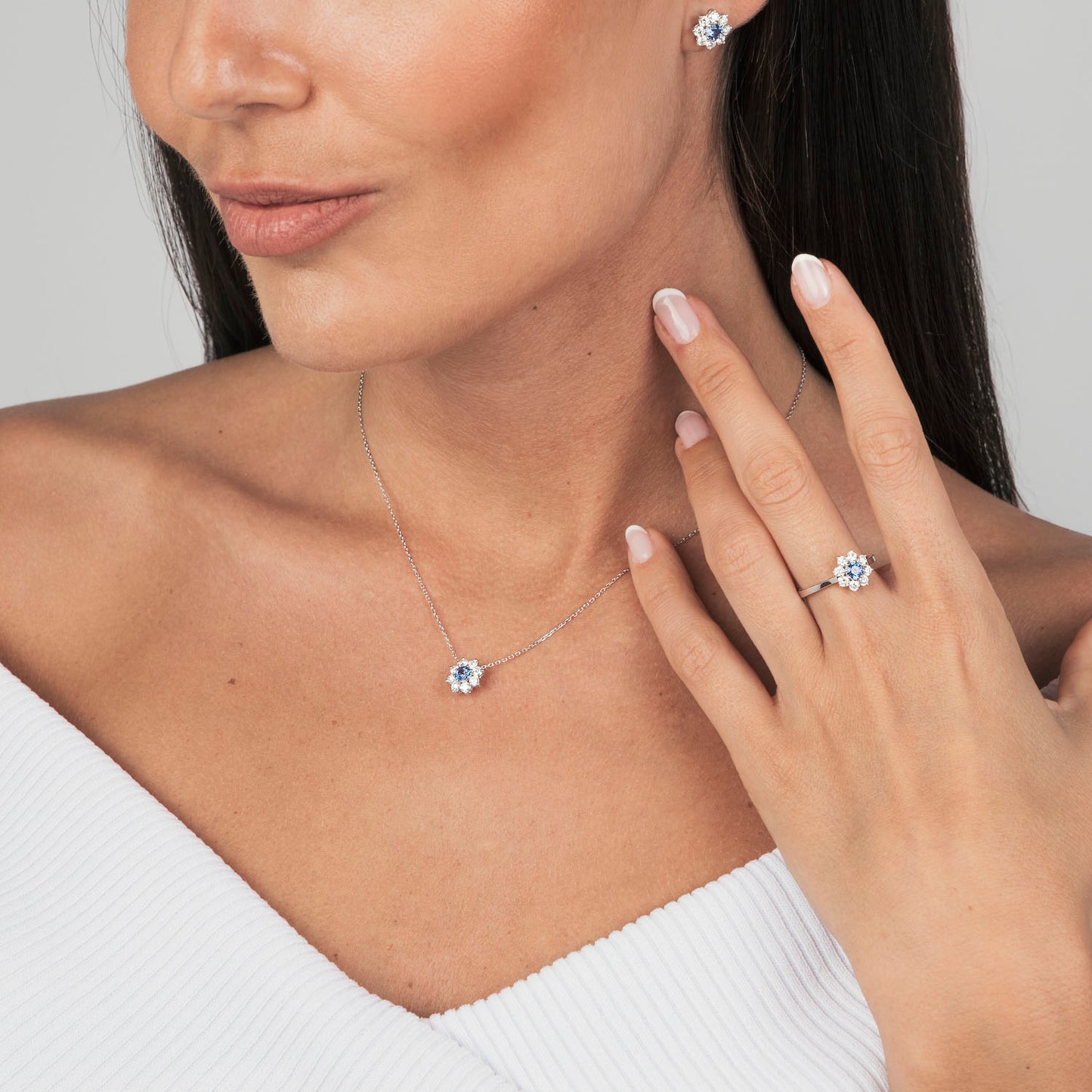 Anillo Rosetón Diamantes y Zafiro azul