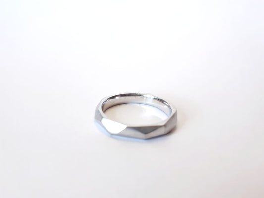 Anillo Facetado Irregular en oro blanco