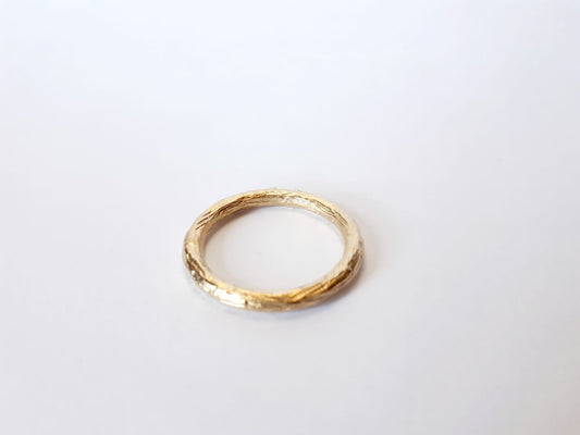 Anillo Hilo Redondo Madera en oro amarillo