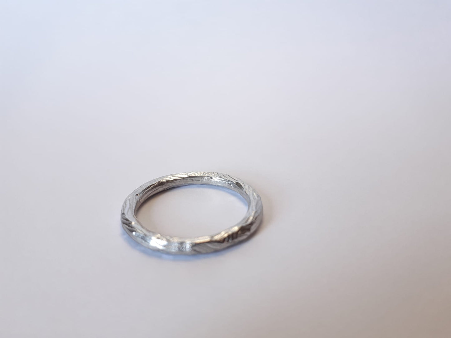 Anillo Hilo Redondo Madera en oro blanco