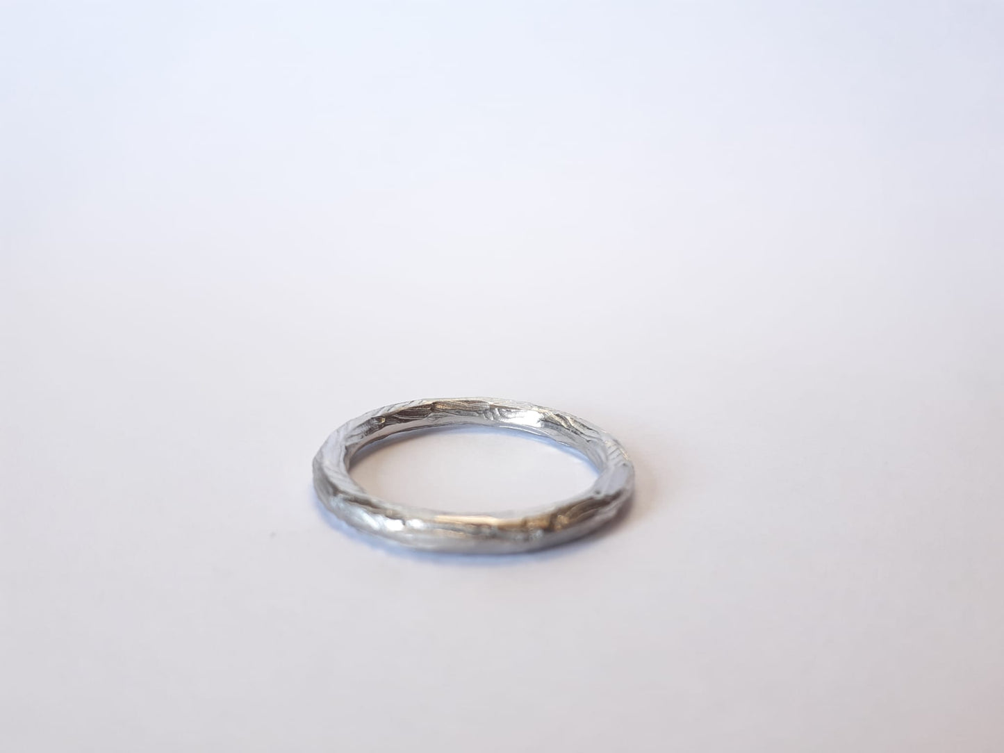 Anillo Hilo Redondo Madera en oro blanco